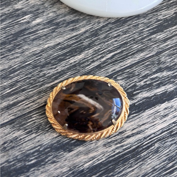 Jewelry - Vintage Gold and Brown Circular Brooch
